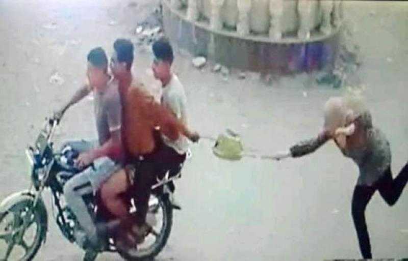 ترقبوا خروجها.. سرقة 250 ألف جنيه من فتاة أمام البنك