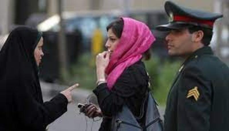 تعرف على الشرطة الأخلاقية الإيرانية وكيفية اعتقالها للنساء «صور»