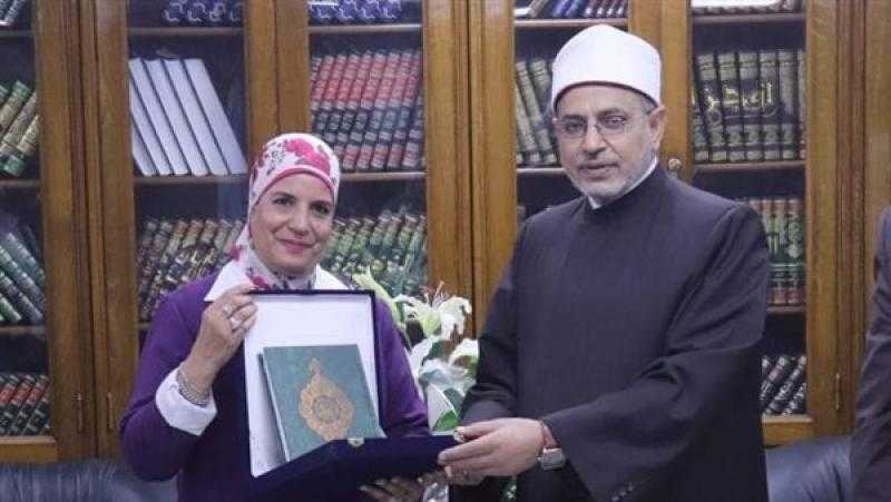 رئيس جامعة الأزهر يكرم الأمين العام المساعد في يوم الوفاء