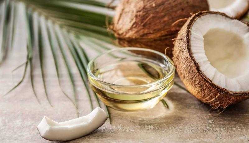 تعرفي على فوائد زيت جوز الهند للبشرة.. ووصفات طبيعية تساعدك على التفتيح والترطيب