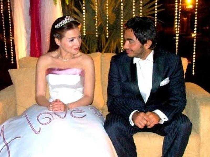 بطريقة مؤثرة.. مي عز الدين تتبرع بفستان عمر وسلمى لصالح مستشفى مجدي يعقوب