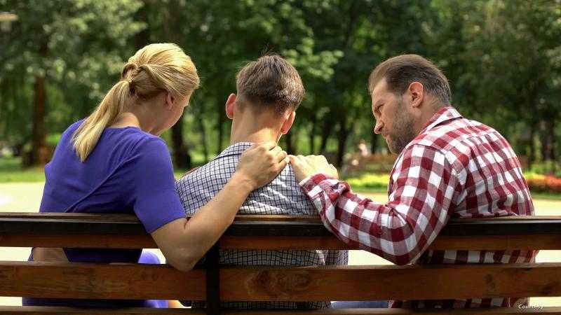 استشاري علاقات أسرية ينصح أسر المراهقين: «متتخضوش من التغييرات».. فيديو