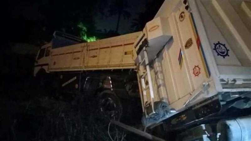 حادث تصادم سيارة محملة بالكلور وأخرى محملة بالقمح على الدائري الإقليمي