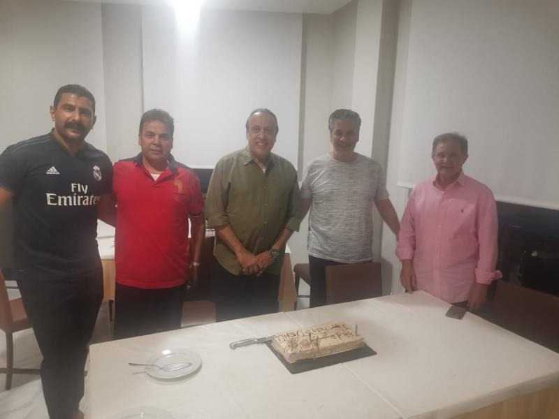 بعثة منتخب مصر للدارتس تحتفل بعيد ميلاد رئيس الاتحاد في إسبانيا