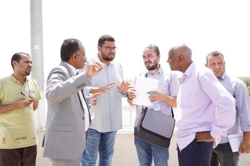 وفد وزارة التخطيط يتابع تطبيق المعايير الخضراء بقرية فارس بأسوان