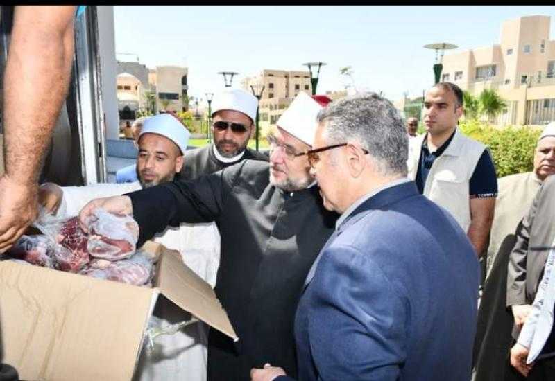 وزير الأوقاف ومحافظ البحر الأحمر يتفقدان توزيع 2 طن من لحوم الصكوك