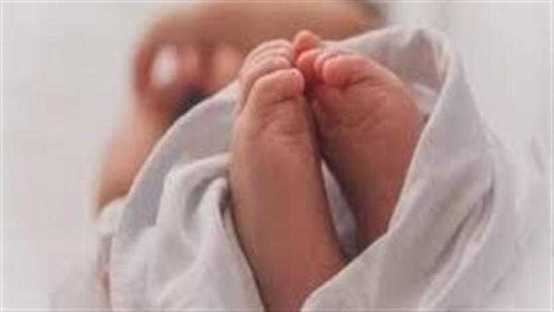بدون رحمة... أم تعرض طفلها للبيع مقابل مبلغ مالي