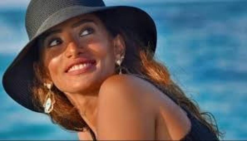 زينة تثير الجدل من جديد: «كنت بحب أحمد زكي»