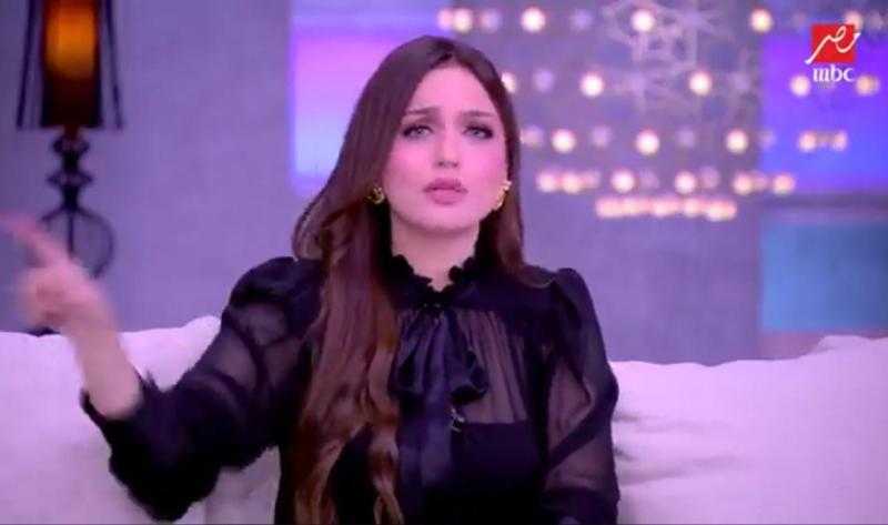 ياسمين عز: «الراجل من حقه يمسك تليفون مراته زي ما هو عايز لكن هي لأ» - فيديو