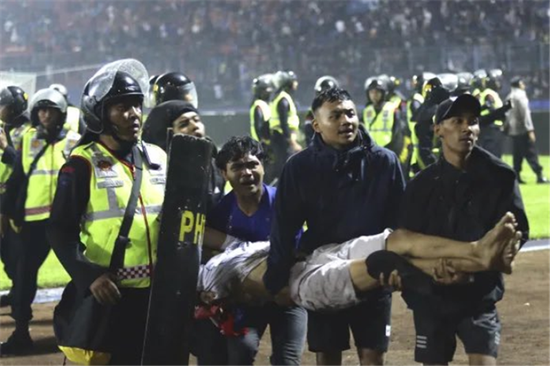 مجزرة مدوية في إندونيسيا.. 174 قتيلا في مباراة كرة قدم