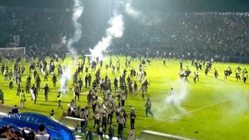 «ضربه حتى الموت».. شاهد ظابط يتعدى على مشجع  في مجزرة إندونيسيا