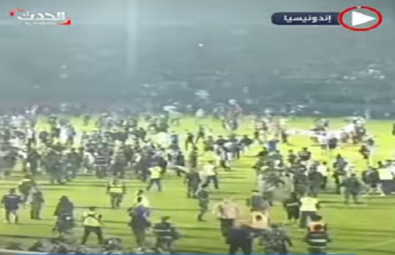 مشاهد صادمة من حادث مباراة القدم بإندونيسيا «فيديو»