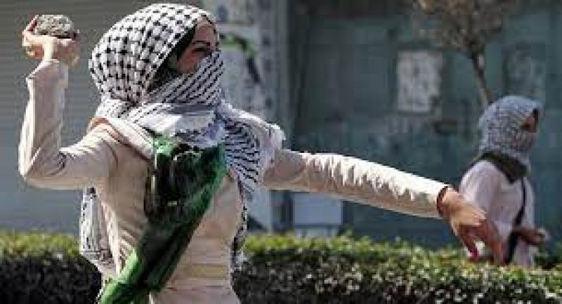فتاة فلسطينية تطعن مجندة إسرائيلية	