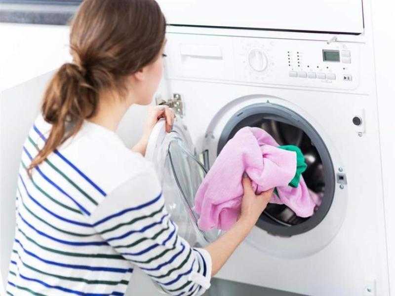 هل يجب غسل الملابس والفرش بعد الجنابة؟.. «أمين الفتوى» يجيب