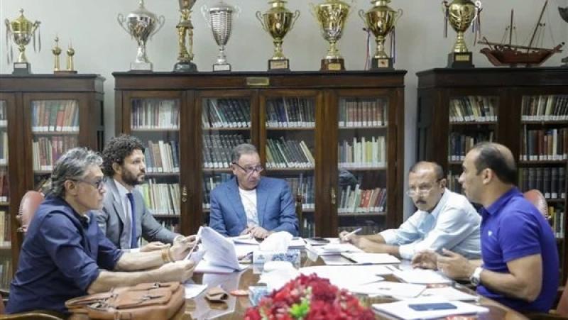 الخطيب يجتمع بلجنة التخطيط في وجود حسام غالي