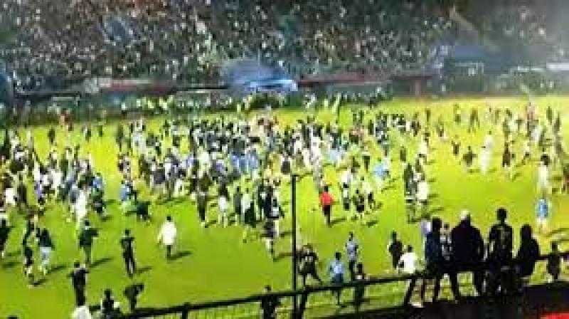 عاجل.. إندونيسيا توقف 9 ضباط على خلفية كارثة التدافع بعد مباراة كرة قدم