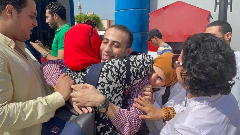 أول صور للمفرج عنهم اليوم بعد إخلاء سبيلهم