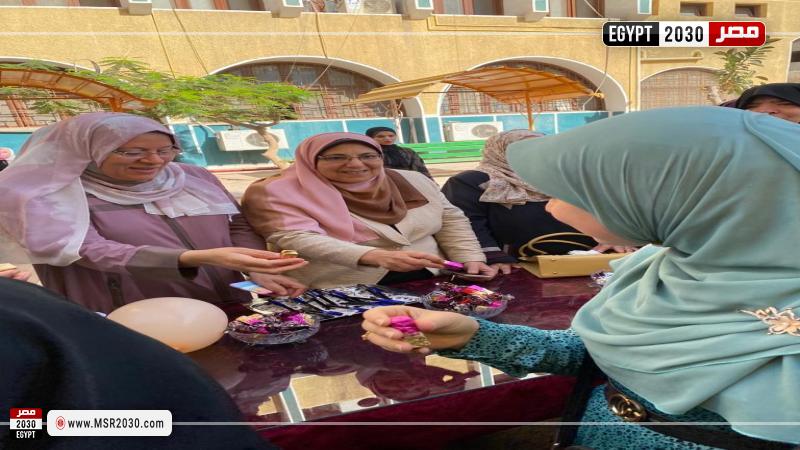 كلية الدراسات الإسلامية والعربية للبنات بالمنصورة تستقبل الطالبات بالورود والحلويات