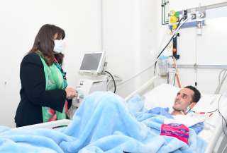 وزيرة الهجرة تزور الشاب أحمد حسين بمستشفى دار الشفاء للاطمئنان على حالته بعد عودته لمصر