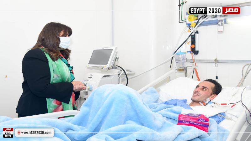 وزيرة الهجرة تزور الشاب أحمد حسين بمستشفى دار الشفاء للاطمئنان على حالته بعد عودته لمصر