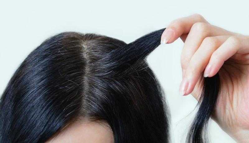 تعرفي على أسباب ظهور الشعر الأبيض في سن مبكر