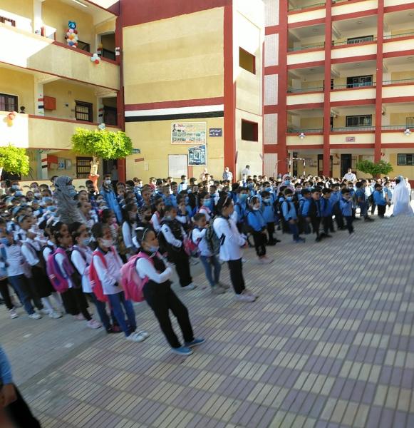 سكرتير يعتدي على مدير مدرسة بآلة حادة بطابور الصباح في سوهاج