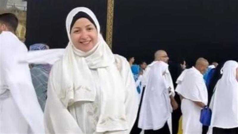هجوم على منى فاروق بسبب ظهورها في الكعبة.. وبدرية طلبة تدافع عنها