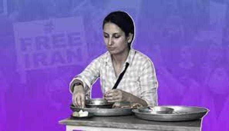 إيران تعتقل امرأة لتناولها الطعام في مطعم دون حجاب