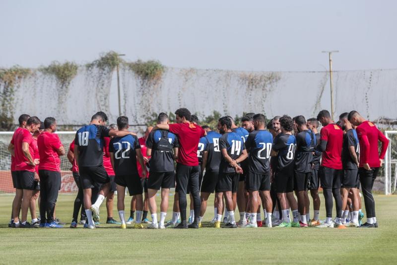 شاهد| نجم الأهلي يعود للتدريبات بعد أيام من التمرد