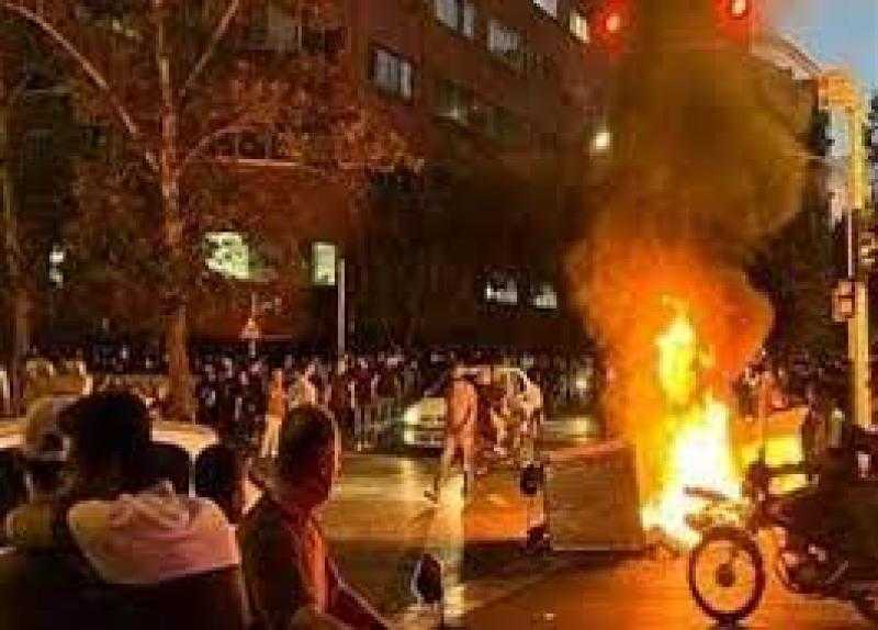 مظاهرات ليلية بمدن إيران وحرق صور المرشد