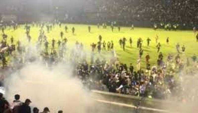 الشرطة الإندونيسية: 11 ضابط أطلقوا قنابل الغاز قبل التدافع المميت بحادث مباراة كرة القدم