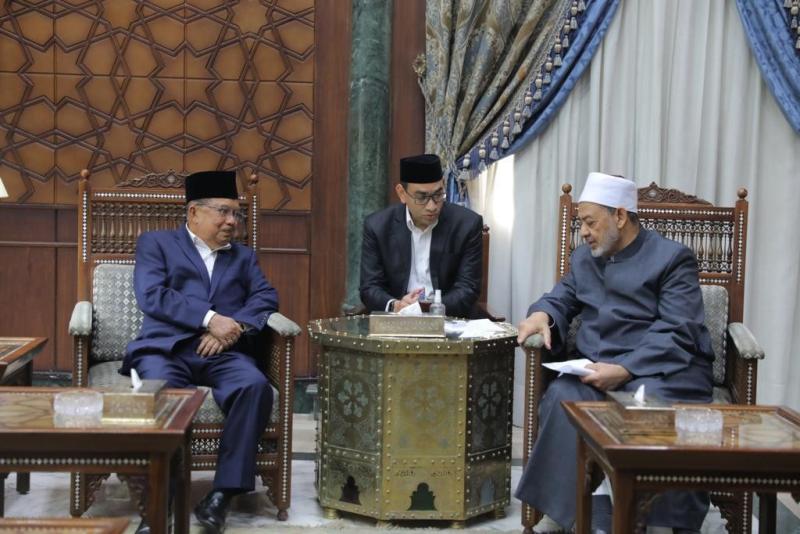 «شيخ الأزهر» يستقبل نائب الرئيس الإندونيسي السابق ويتفقان على تعزيز التعاون العلمي