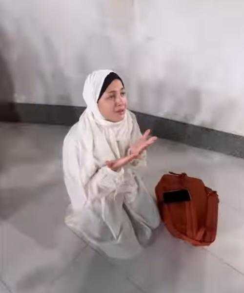 أبرز الفنانين الذين ظهروا بملابس الإحرام