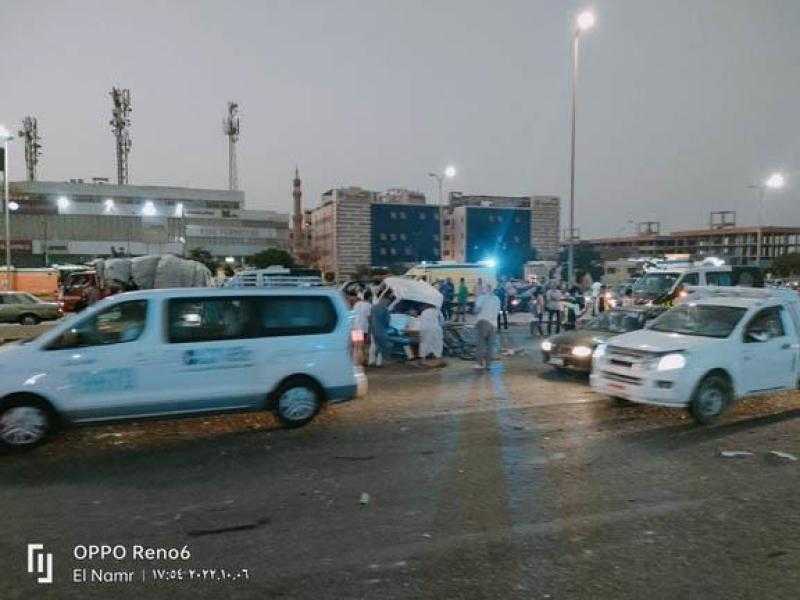 «العربية اتعجنت».. اللقطات الأولى من حادث تصادم ميكروباص وملاكي على طريق الإسماعيلية