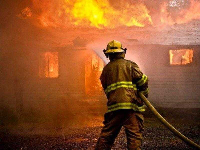 بالأسماء.. إصابة 6 أشخاص بحالات اختناق في حريق ضخم ببورسعيد