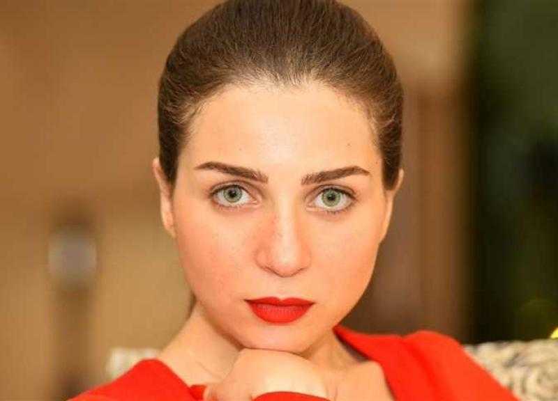 بمكياج بسيط أحدث ظهور للفنانة مي عز الدين