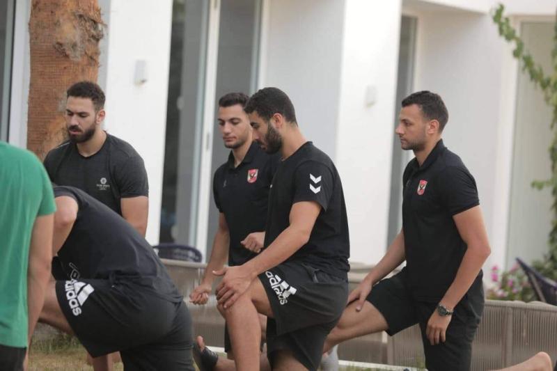 «رجال يد الأهلي» يجري تدريبات بدنية خفيفة في فندق الإقامة