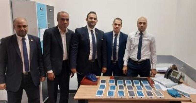 ضبط راكبة أجنبية بمطار القاهرة حاولت تهريب هواتف محمولة