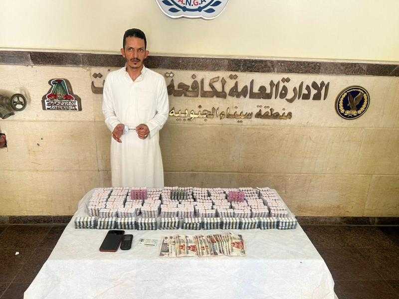 سقوط 95 متهما يروجون المخدرات في محيط المدارس والجامعات .. صور