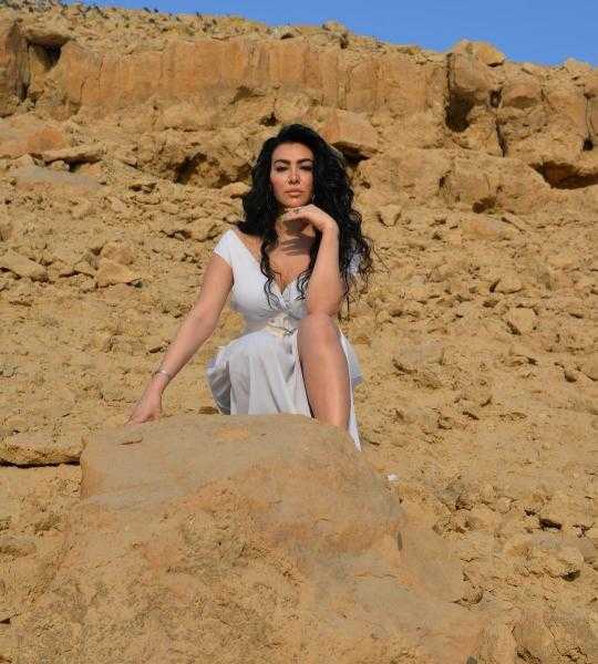 ميرهان حسين تثير جدلا واسعا بإطلالة مثيرة