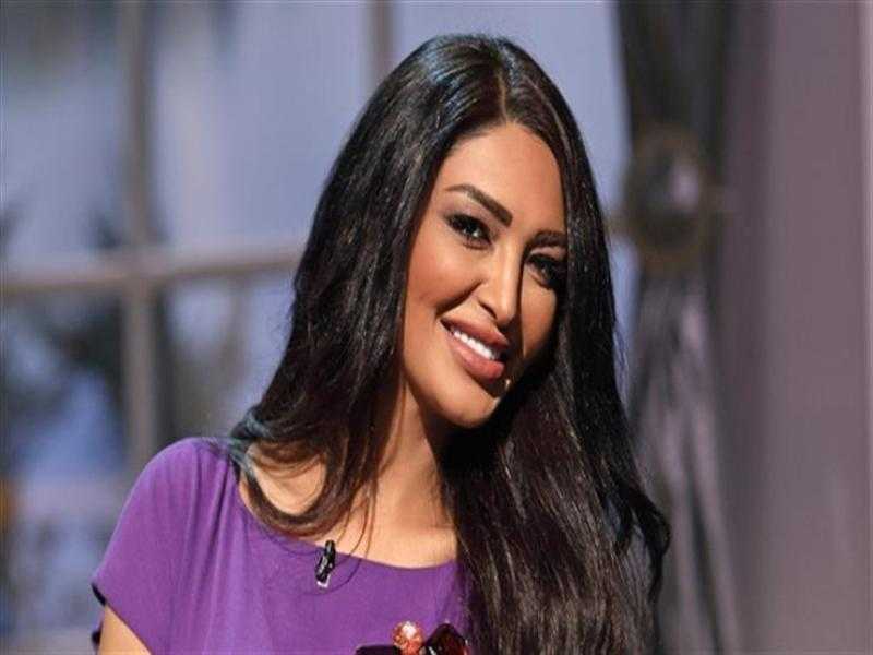 سالي عبد السلام تخطف الأنظار بإطلالة جريئة في شهر العسل «صور»