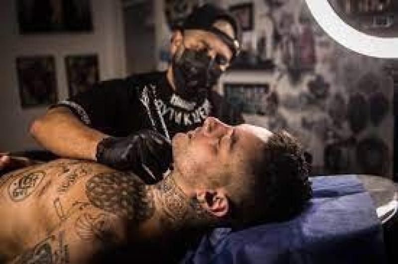 بعد ظهوره بحلق بدلايه.. أحمد الفيشاوي يثير غضب الجمهور بوشم جديد