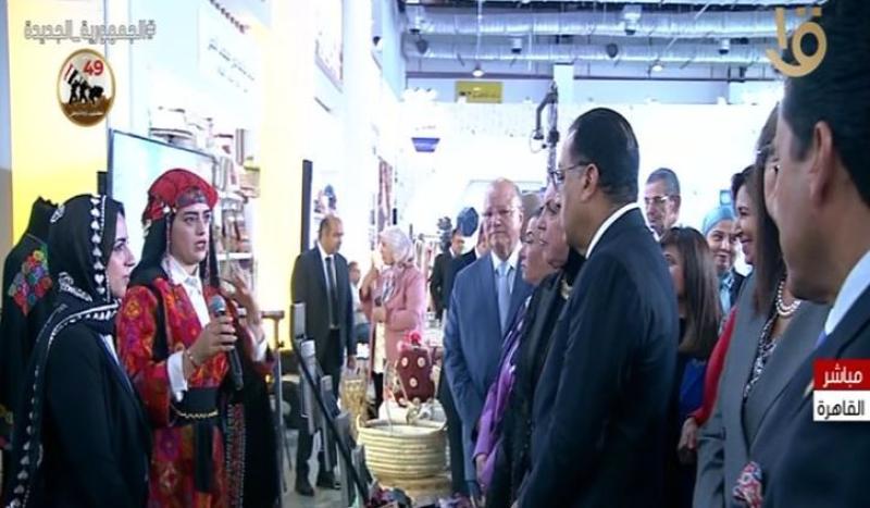 رئيس الوزراء يتفقد أجنحة العارضين بمعرض تراثنا للحرف اليدوية
