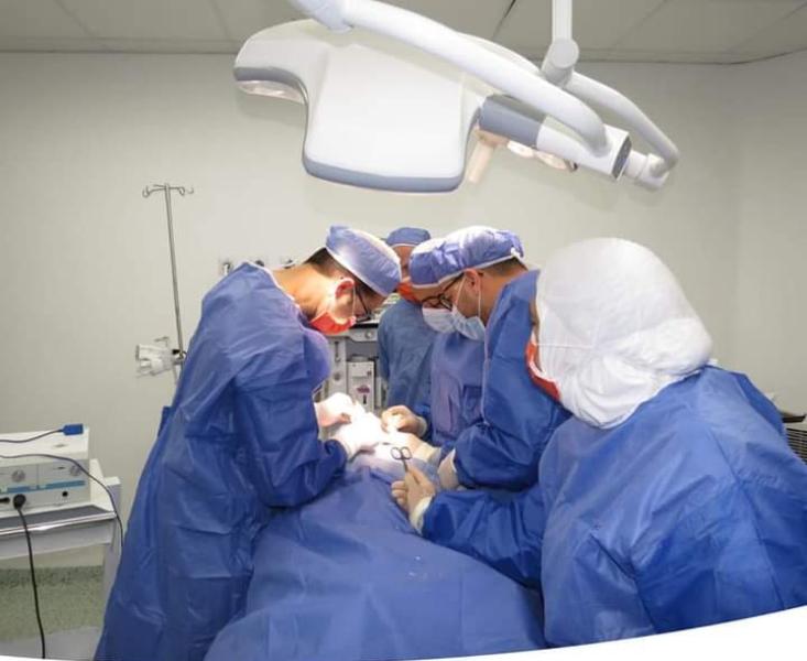الفريق الطبي خلال إجراء الجراحة 