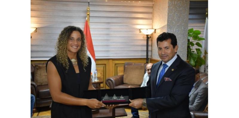 وزير الرياضة يكرم ميار شريف بعد تتويجها بلقب بطولة بارما الإيطالية