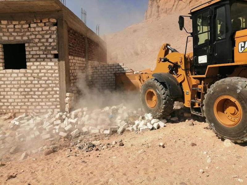 جانب من حملات الإزالة المكثفة بمركز دشنا 