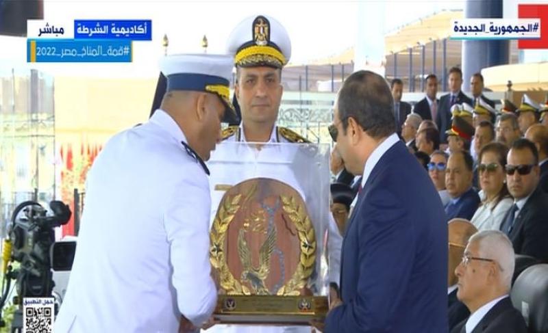 جدارية يتوسطها نهر النيل.. هدية تذكارية من رئيس أكاديمية الشرطة للسيسي «فيديو»