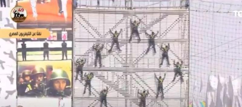 طالبات كلية الشرطة يبهرون السيسي والحضور في عرض النزول من المرتفعات  «فيديو»