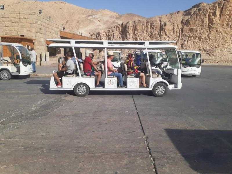 تشغيل سيارات تعمل بالطاقة الشمسية بموقعي الدير البحري ووادي الملوك
