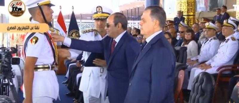 السيسي يمنح أوائل الخريجين من طلبة كلية الشرطة أنواط الامتياز  «فيديو»